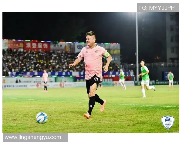 足球明星秀身材游泳照引发粉丝热议夏日清凉风情尽显魅力与活力 足球明星秀身材游泳照引发粉丝热议夏日清凉风情尽显魅力与活力